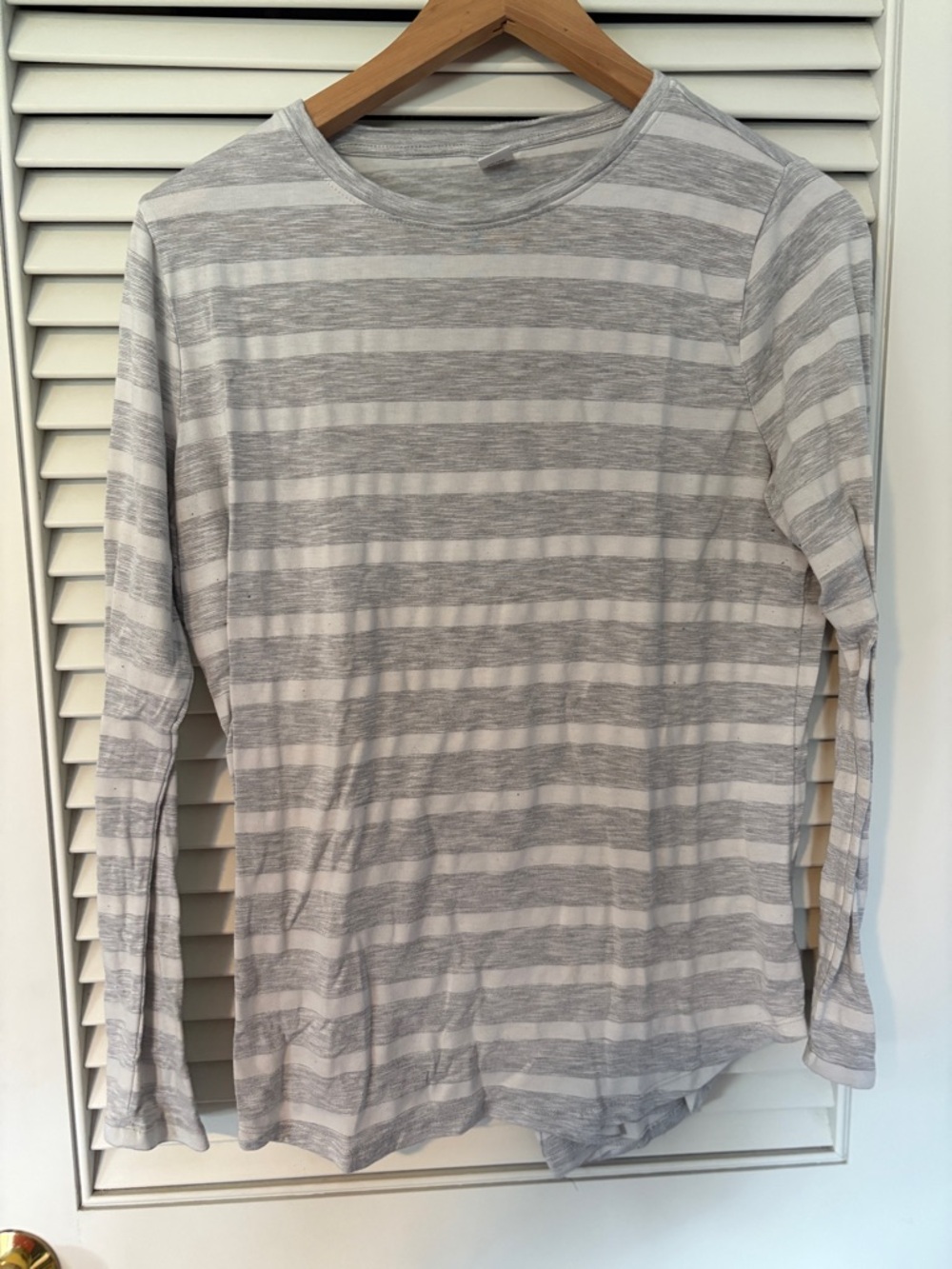 Old Navy Women’s Gray and White Striped Long-Sleeve Crewneck